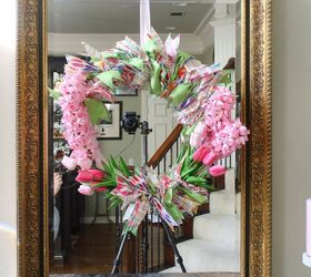 cmo usar tela y flores para hacer una corona de primavera, corona de flores de primavera con flores rosas y tela colgada en un espejo