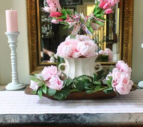 cmo usar tela y flores para hacer una corona de primavera, peonias rosas en un recipiente blanco sobre un bol de masa con follaje y corona de primavera