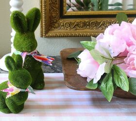 cmo usar tela y flores para hacer una corona de primavera, conejitos verdes con lazos de colores y peonias rosas