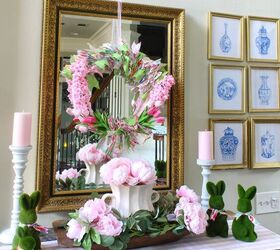 cmo usar tela y flores para hacer una corona de primavera, corona de primavera con flores rosas y tela colgando de un espejo con peonias rosas en recipiente blanco sobre mesa consola