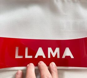 ideas diy para el da de la madre, Planchado de un dise o LLAMA en rojo para regalo del D a de la Madre