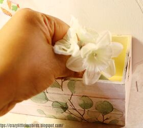 convierte tu viejo proyecto de manualidades en un arreglo floral de conejitos, Flores artificiales en caja de madera