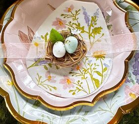 entra en la primavera con esta encantadora mesa decorada con conejitos de pascua, Conejito de Pascua en la mesa
