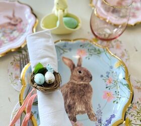 entra en la primavera con esta encantadora mesa decorada con conejitos de pascua, Conejito de Pascua en la mesa