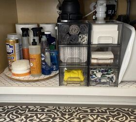 ideas tiles para organizar debajo del fregadero de la cocina, Armario organizado con cajones apilables transparentes y un lazy Susan