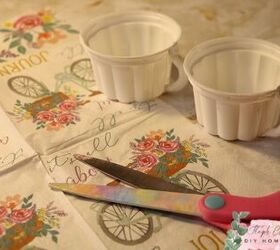 cmo transformar copas de helado arreglos florales primaverales con tazas de t, Servilleta decorativa tijeras y tazas de t de imitaci n
