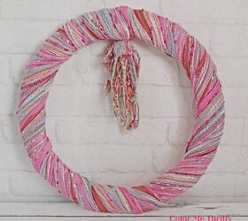 guirnalda fcil de rosas vaqueras recicladas, atar los flecos de la bufanda en la parte superior de la corona con hilo de yute