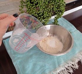 How to use borax and flour to kill pests