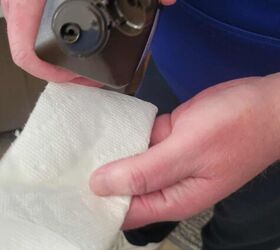 enfermera de hospicio comparte un truco para limpiar la sangre de los zapatos y la, sujetando una toalla de papel