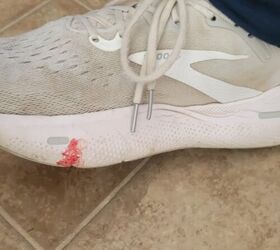 enfermera de hospicio comparte un truco para limpiar la sangre de los zapatos y la, Sangre en los zapatos