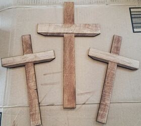 bricolaje fcil y bonito para la mesa de la pascua de resurreccin, 3 cruces de madera pintadas de marr n