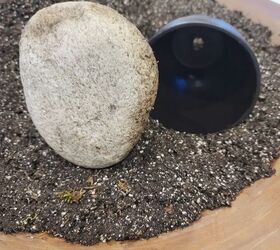 bricolaje fcil y bonito para la mesa de la pascua de resurreccin, Maceta negra de lado con roca al lado