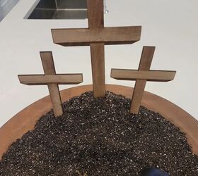 bricolaje fcil y bonito para la mesa de la pascua de resurreccin, Tres cruces insertadas en la colina de tierra