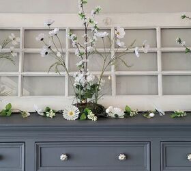 bricolaje fcil y bonito para la mesa de la pascua de resurreccin, Arreglos florales blancos sobre una vajilla gris