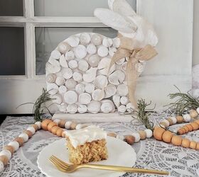 bricolaje fcil y bonito para la mesa de la pascua de resurreccin, Conejito de madera con tarta de zanahoria