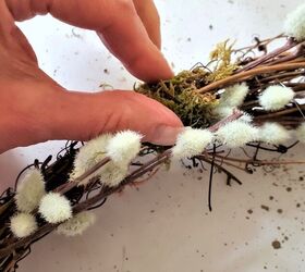 corona natural de primavera, sujetar musgo para fijar