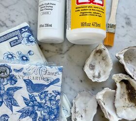 concha de ostra, Suministros de artesan a que incluyen pintura blanca mod podge un pincel servilletas estampadas y conchas de ostras sobre una superficie de m rmol