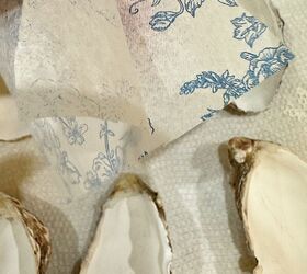concha de ostra, Una persona despegando un papel con dise o floral y medias conchas de ostra sobre una encimera