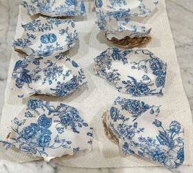 concha de ostra, Servilletas de papel azul y blanco pegadas en el interior de conchas de ostra sobre una superficie de m rmol con toallas de papel