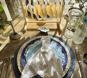 concha de ostra, Una mesa de comedor iluminada por el sol con platos cubiertos y perchero adoll con galletas en forma de vestido de novia en el fondo