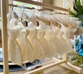 concha de ostra, Galletas con forma de vestido de novia en bolsitas transparentes expuestas en un soporte de madera como detalles de fiesta