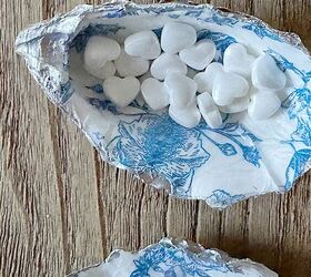concha de ostra, Conchas de ostras decoradas con servilletas azules y rellenas de peque os caramelos blancos