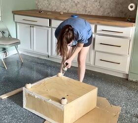 accede fcilmente a ambos lados de la casa de muecas con este til soporte, Mujer coloca las patas del mueble en la caja