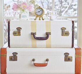 maleta vintage makeover nica en decoracin, Maletas Vintage pintadas apiladas con reloj y flores en la decoraci n