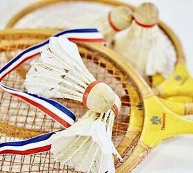old badminton racquet sporty diy wreath corona de flores deportiva, Raquetas de b dminton antiguas y pajaritos vintage