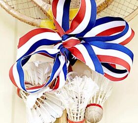 old badminton racquet sporty diy wreath corona de flores deportiva, Antigua raqueta de b dminton con cinta patri tica y corona de pajaritos vintage