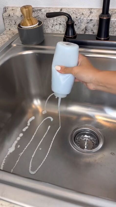 Applying the DIY baking soda cream cleaner