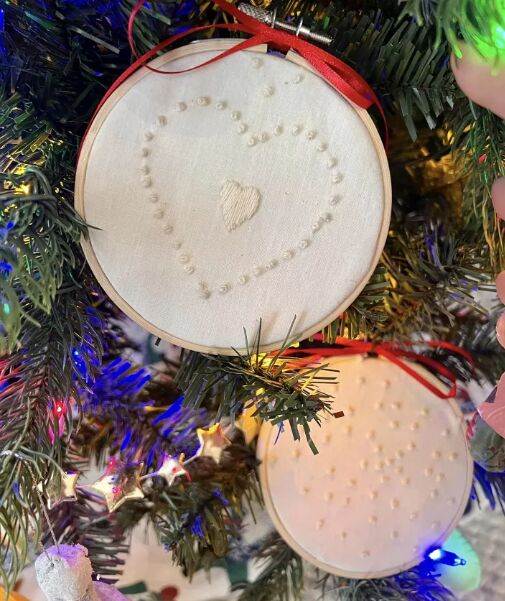 Mini embroidery hoop ornaments by Chickie W.U.