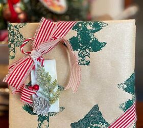 cmo hacer bolsitas de cera perfumadas con aceites esenciales, Regalo de Navidad con una etiqueta de bolsita de cera en la parte delantera con cinta a rayas