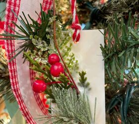 cmo hacer bolsitas de cera perfumadas con aceites esenciales, Un saquito de cera rojo y blanco con verdes y bayas colgando en el rbol de Navidad rbol