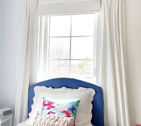 barras de cortina diy y cortinas asequibles, ventana del dormitorio sobre la cama con cortinas blancas