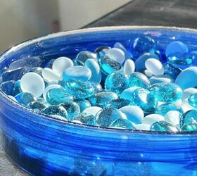 cmo hacer una bandeja de guijarros para plantas un truco para la humedad, Piedras de vidrio azul en una bandeja de vidrio aa