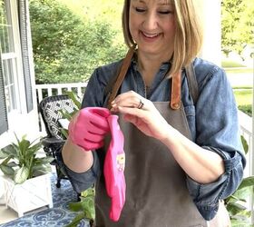 cmo hacer una bandeja de guijarros para plantas un truco para la humedad, Missy poni ndose los guantes de jardiner a