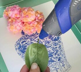 una idea fcil para decorar la pared con pompones, Pegar hojas verdes de imitaci n a la obra de arte