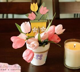 diy maceta de terracota flor de primavera, Maceta de Terra Cotta con flores primaverales sobre una mesa