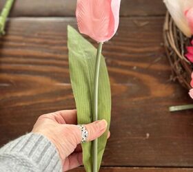 blooming with color guirnalda de tulipanes diy, Un tulip n de imitaci n cortado del ramo dejando una hoja en el tallo