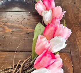 blooming with color guirnalda de tulipanes diy, Tulipanes entretejidos en la corona de parra DIY mostrando un lado completo