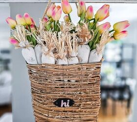 tres pasos para un ramo de cestas colgantes de primavera, cesta colgante sobre espejo tulipanes rosas zanahorias de tela ca da