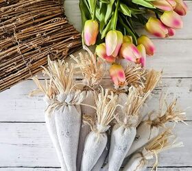 tres pasos para un ramo de cestas colgantes de primavera, cesta r stica tulipanes de imitaci n zanahorias de tela
