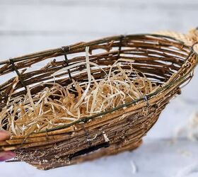 tres pasos para un ramo de cestas colgantes de primavera, excelsior como relleno en la cesta