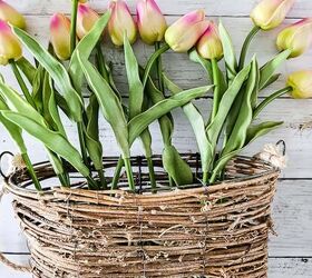 tres pasos para un ramo de cestas colgantes de primavera, tulipanes colocados en una cesta