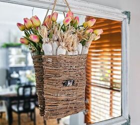 tres pasos para un ramo de cestas colgantes de primavera, cesta r stica colgante ramo de primavera sobre espejo tulipanes zanahorias