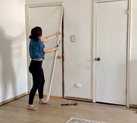 mejora el aspecto de tu habitacin instalando molduras easy craftsman, Mujer arranca la moldura del marco de la puerta