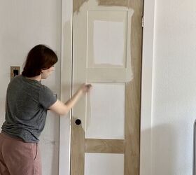 mejora el aspecto de tu habitacin instalando molduras easy craftsman, Mujer pinta puerta