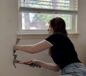 mejora tus ventanas aadiendo nuevos marcos y molduras, Mujer utiliza una palanca y un martillo para quitar el alf izar de la ventana