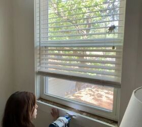 mejora tus ventanas aadiendo nuevos marcos y molduras, Mujer clava molduras en la pared alrededor de la ventana